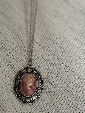 Vintage-Inspired Pink Cameo Pendant Necklace - Gold-Tone